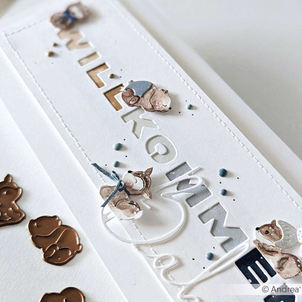 Handgefertigte Karte mit dem Text "WILLKOMMEN", niedlichen Tiermotiven aus dem Motivstanze Mini-Tier-Set von Alexandra Renke und kleinen Deko-Punkten auf Weiß - ideal für kreative Projekte mit Ihren Lieblings-Stanzsystemen.