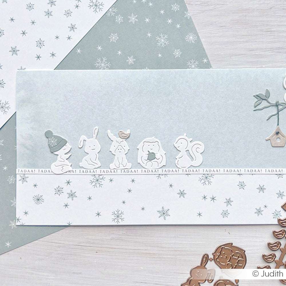 Grußkarte mit niedlichen Wintertier-Illustrationen, Schneeflocken und charmanten Details aus dem Alexandra Renke Motivstanze Mini Tier Set auf einem zart pastellfarbenen Winterhintergrund.