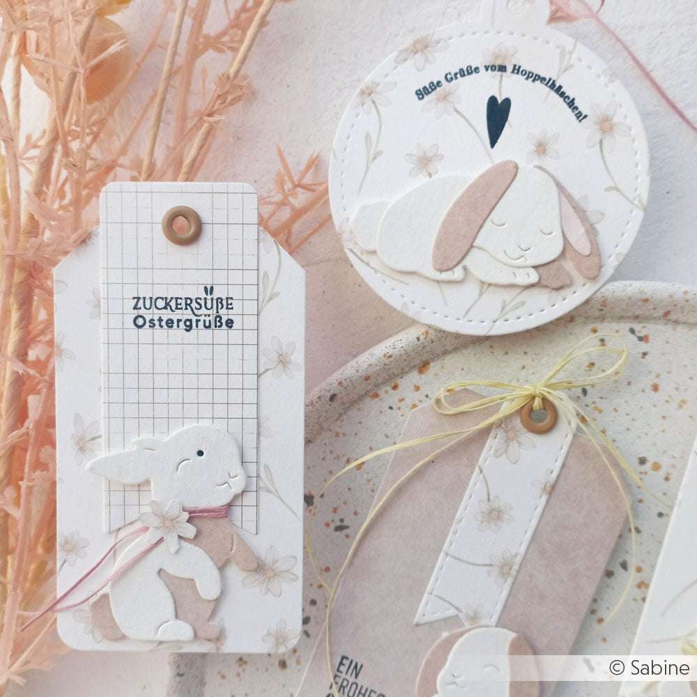 Handgefertigte Osteranhänger und -karten mit niedlichen Hasen in zarten Pastellfarben und floralen Mustern, hergestellt mit Alexandra Renke Stanzen für Papierbasteln wie der Motivstanze Schichttier Hase für charmante Stanzakzente.