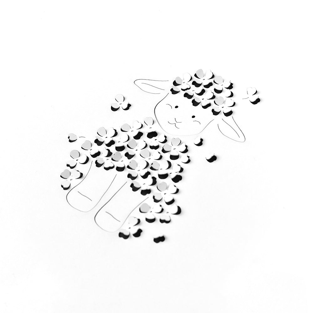 Eine Lammzeichnung mit weißen 3D-Papierkreisen als Wolle auf einfarbigem Hintergrund, hergestellt mit Alexandra Renke Design Papers und dem Motivstanze Negativ-Lämmchen DieCut System für zusätzliche Textur und Details.