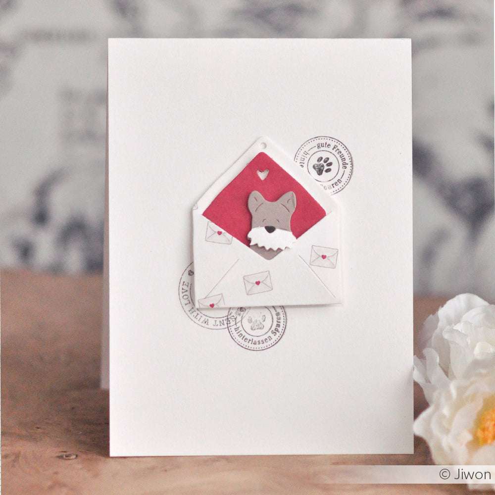 Eine handgefertigte Karte von Alexandra Renke mit einem Fuchs in einem Umschlag, einem roten Herz und runden Stempeln auf weißem Grund - hergestellt mit Stanzformen für klare Formen und charmante Details.