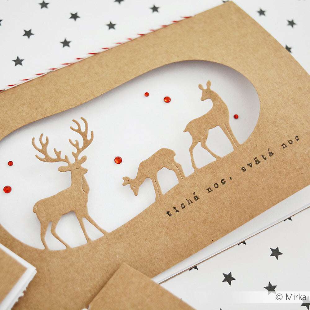 Braune Papierkarte von Alexandra Renke, hergestellt mit Designpapieren und DieCut Systemen, mit Scherenschnitten der Motivstanze Reh Szenerie und dem tschechischen Text "tichá noc, svätá noc" auf einem sternförmig gemusterten Hintergrund.