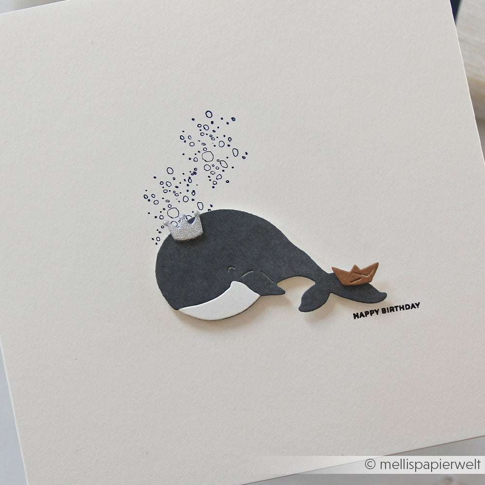 Eine niedliche Illustration eines Wals mit einem Papierboot und dem Text HAPPY BIRTHDAY - perfekt zum Basteln mit den Motivstanzen oder den PAPPcut®ies Deep Edge Stanzen von Alexandra Renke.