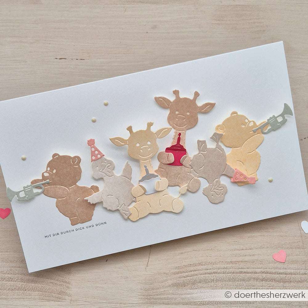 Karte mit pastellfarbenen Tierausschnitten, wie der Süßen Giraffe von Alexandra Renke, die in einer festlichen Szene auf Weiß Instrumente spielen und Partyhüte tragen - ideal für Fans von Alexandra Renke Deep Edge Motivstanzen oder PAPPcut®ies.