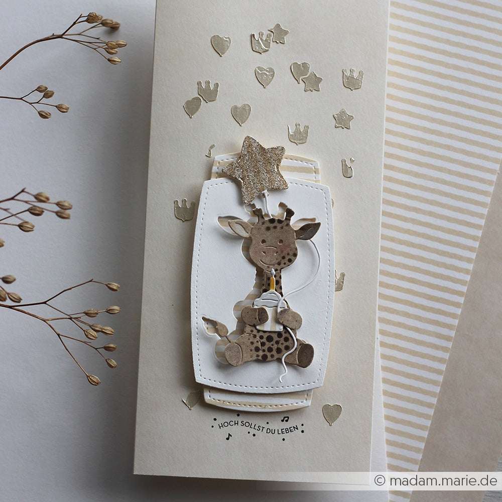 Handgefertigte Karte mit einer niedlichen Giraffe, die Luftballons in der Hand hält, goldenen Sternen und dem Text "Hoch sollst du leben", hergestellt mit der Motivstanze Süße Giraffe von Alexandra Renke für charmante Details.