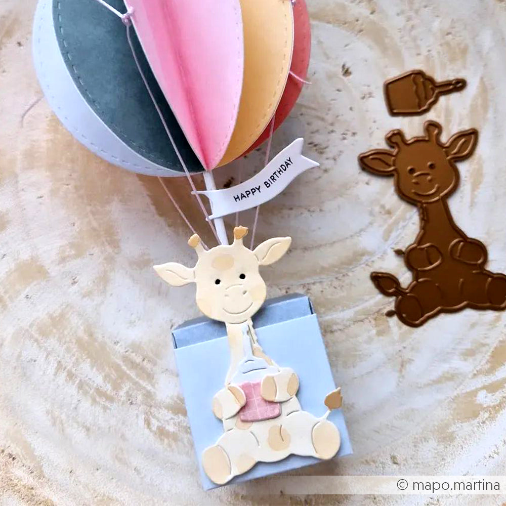 Ein Heißluftballon aus Papier mit einer bezaubernden Giraffe, hergestellt mit Deep Edge Motivstanzen für zusätzliche Details - Teil der entzückenden PAPPcut®ies Kollektion von Alexandra Renke.