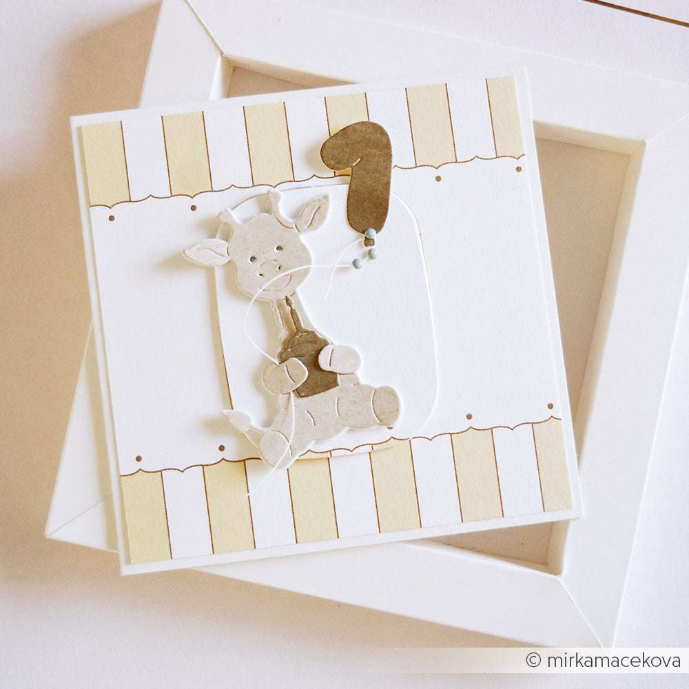 Handgefertigte Karte von Alexandra Renke mit der Motivstanze Süße Giraffe und einer goldenen Nummer eins, elegant auf weißem Kartonhintergrund platziert.