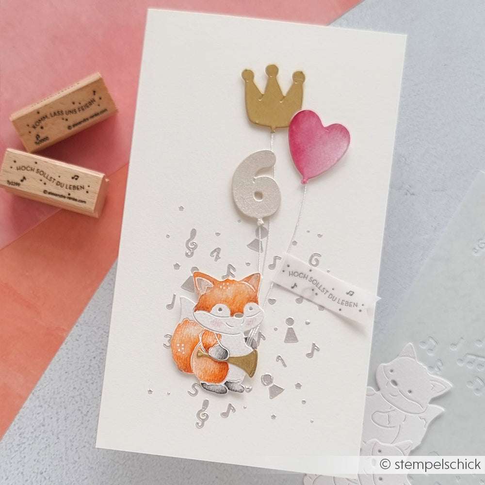Handgemachte Karte mit einem Alexandra Renke PAPPcut®ies Fuchs mit Herz- und 6-förmigen Luftballons sowie einer goldenen Krone - hergestellt mit Motivstanze Flauschiger Fuchs und Deep Edge Motivstanzen für zusätzlichen Charme.