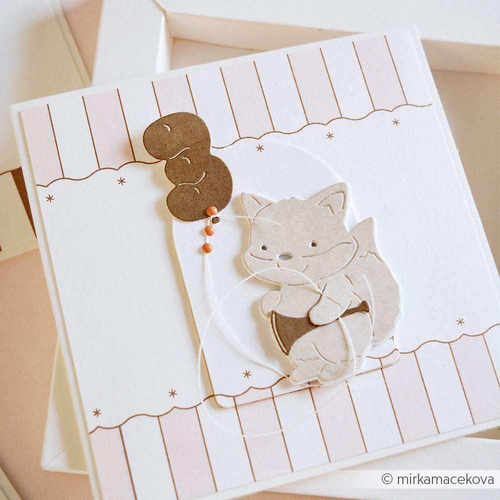 Quadratische Karte mit einer charmanten Fuchs-Illustration, die mit der Motivstanze Fuchs und PAPPcut®ies von Alexandra Renke gestaltet wurde, sowie einem braunen Luftballon mit der Nummer drei auf gestreiftem Hintergrund.