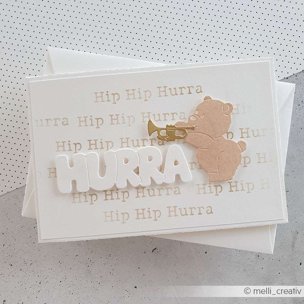 Alexandra Renke Grußkarte mit einem PAPPcut®ies Bären, der Trompete spielt, frechem "Hurra" und wiederholtem "Hip Hip Hurra" im Hintergrund. Gestaltet mit der Motivstanze Neugieriges Bärchen für charmante Details.