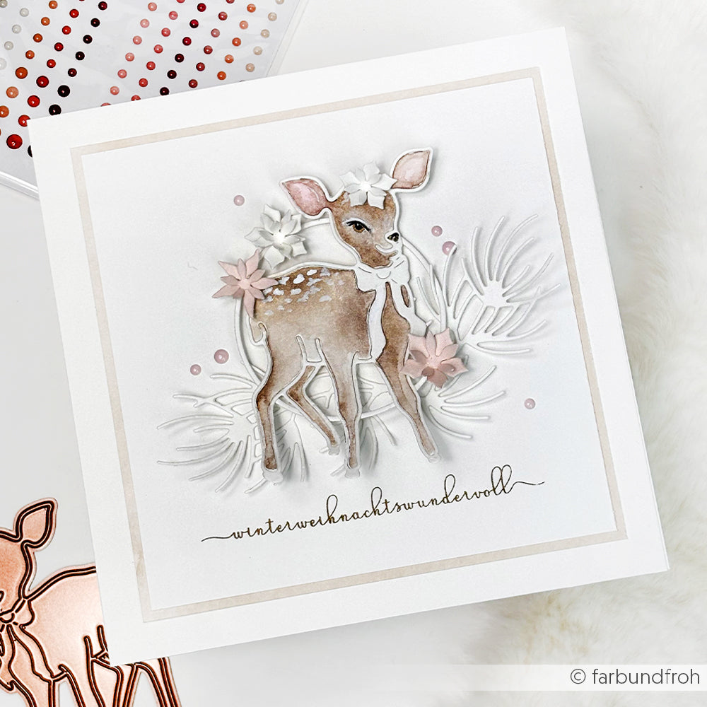 Quadratische Karte von Alexandra Renke mit einem aquarellierten Rehkitz, Blumen, Tannenzweigen und deutscher Schrift auf Weiß - ideal, um Motivstanze Reh und andere Stanzsysteme in Ihren Bastelprojekten zu präsentieren.