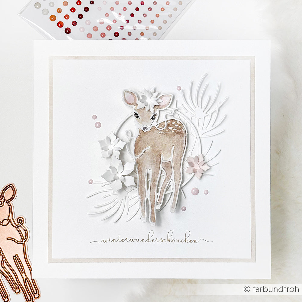 Eine handgefertigte Karte von Alexandra Renke mit einem aquarellierten Rehkitz, hergestellt mit der Motivstanze Feines Reh, weißen Blumen, Perlen und hochwertigen Designpapieren auf weißem Hintergrund.