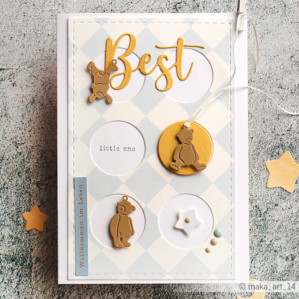 Handgefertigte Grußkarte mit goldenen Teddybär-Anhängern, hergestellt mit Alexandra Renke Motivstanze Kleine Bärchen Anhänger Dies, akzentuiert mit Sternen und "Best" auf einem pastellfarbenen, karierten Hintergrund.