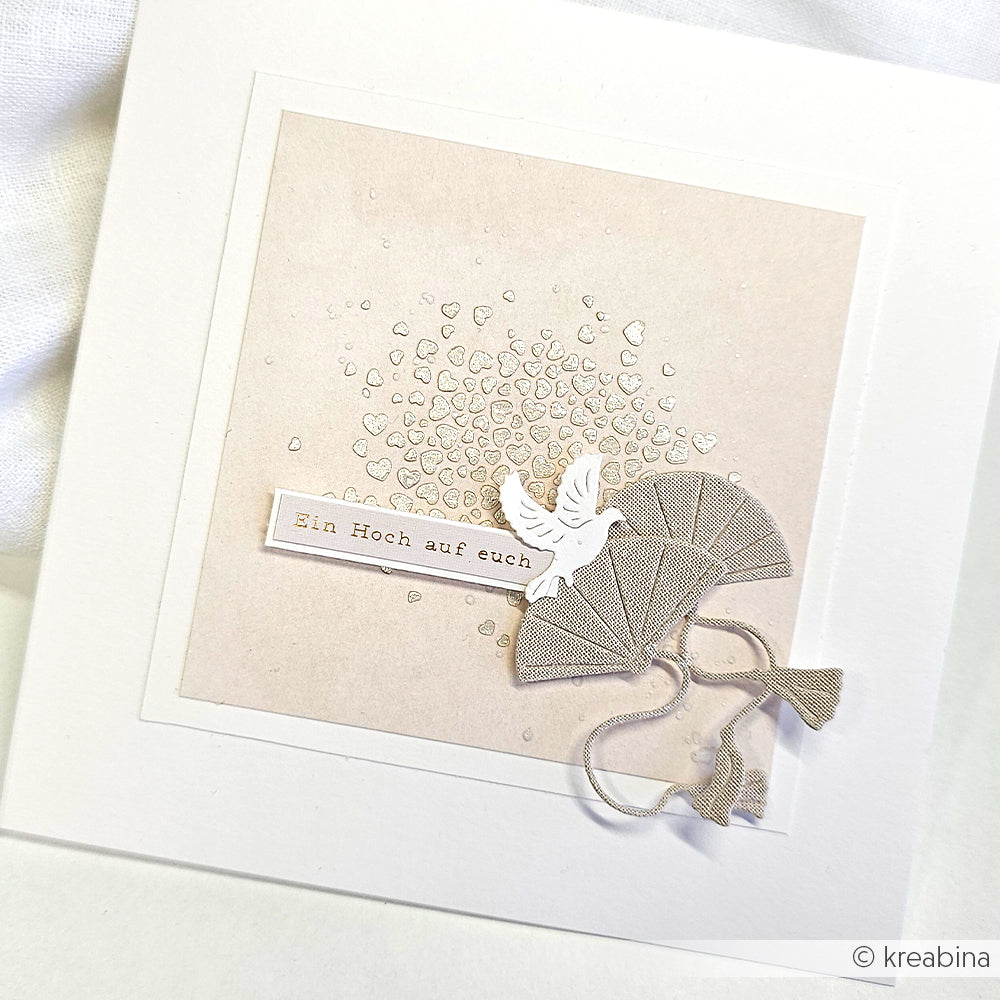 Elegante Hochzeitskarte von Alexandra Renke mit einem Fächer, einem Vogel und zarten Herzen. Hergestellt mit Designpapieren und dem Motivstanze Tauben Trio DieCut System. Inklusive deutschem Text: Ein Hoch auf euch.