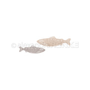 Zwei schlichte, handgezeichnete Fisch-Illustrationen - eine graue und eine beigefarbene - auf Weiß. Ideal für Designpapiere oder als Inspiration für Ihr nächstes Projekt mit der Alexandra Renke Motivstanze Fisch Duo Stanzsysteme.