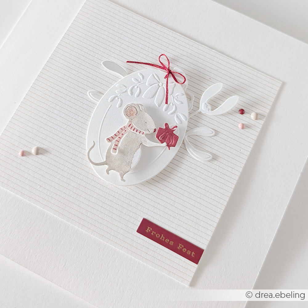 Handgefertigte Grußkarte mit einer Maus und einem Geschenk unter dem Mistelzweig, gestaltet mit der Motivstanze Maus.