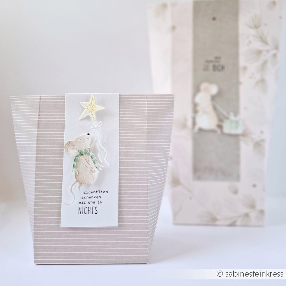 Kleine Geschenktüte mit einem Anhänger mit Zauberhafte Maus-Motiv, auf dem eine Maus in Aquarellfarbe abgebildet ist, die einen Stern in der Hand hält.