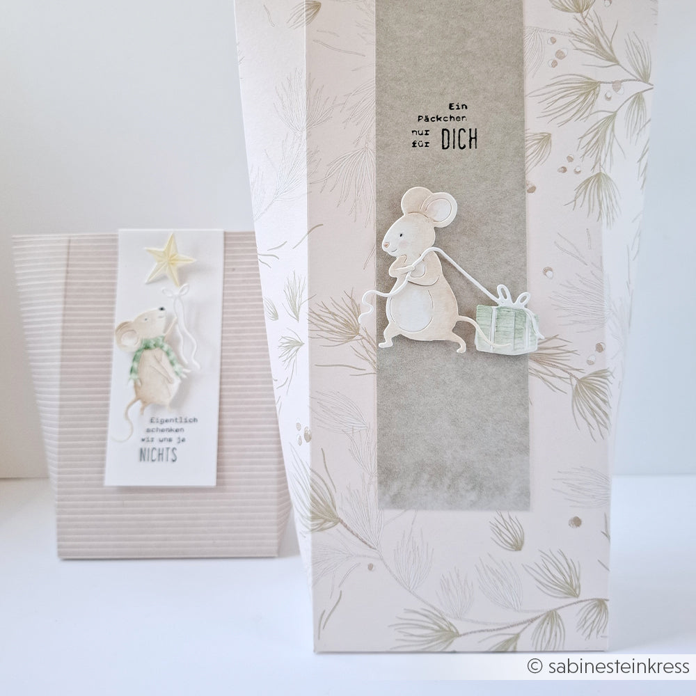 Zwei Geschenktüten mit Illustrationen der Motivstanze Geschenkemaus und deutschem Text.
