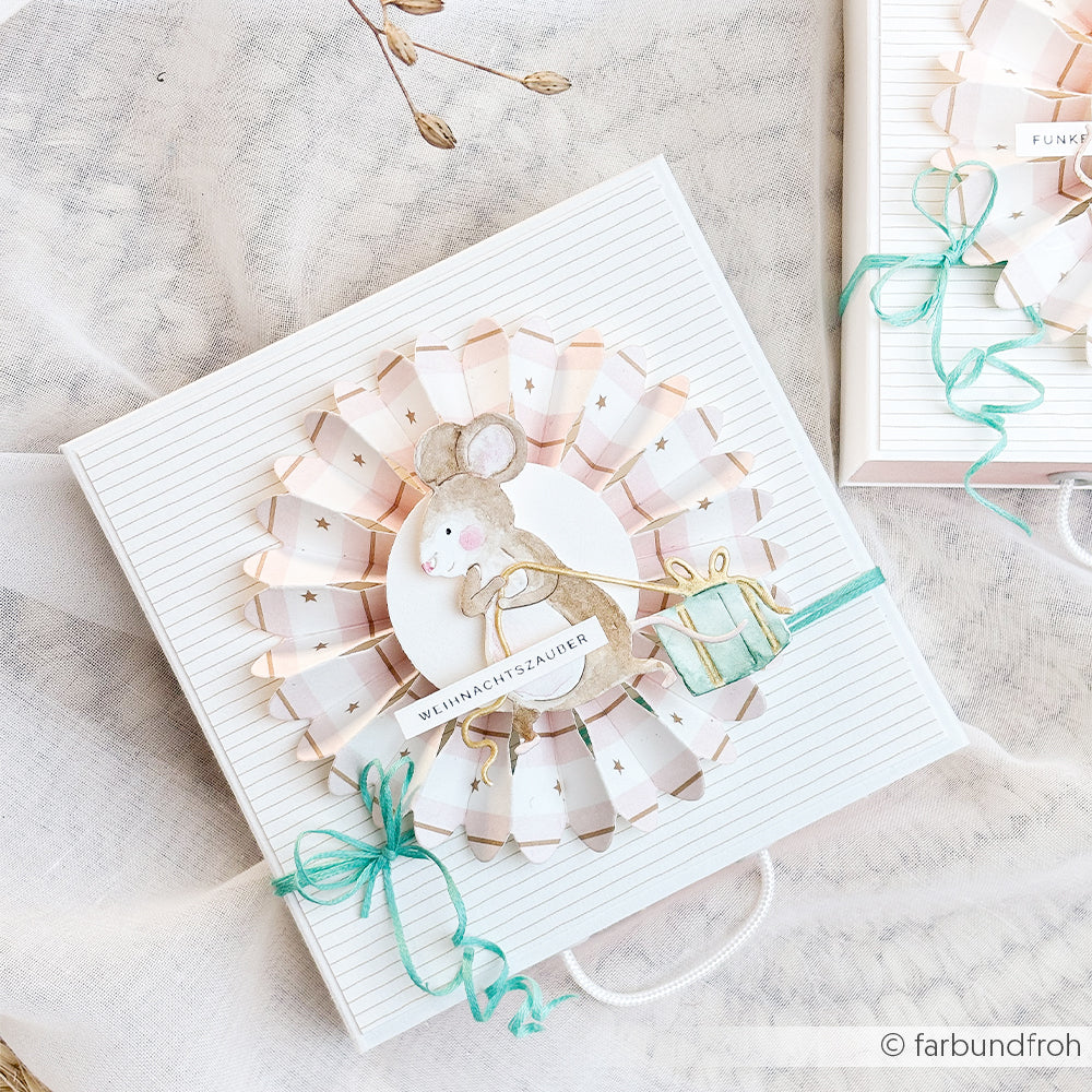 Geschenkbox, verziert mit einer Papierrosette und einer Motivstanze Geschenkemaus.