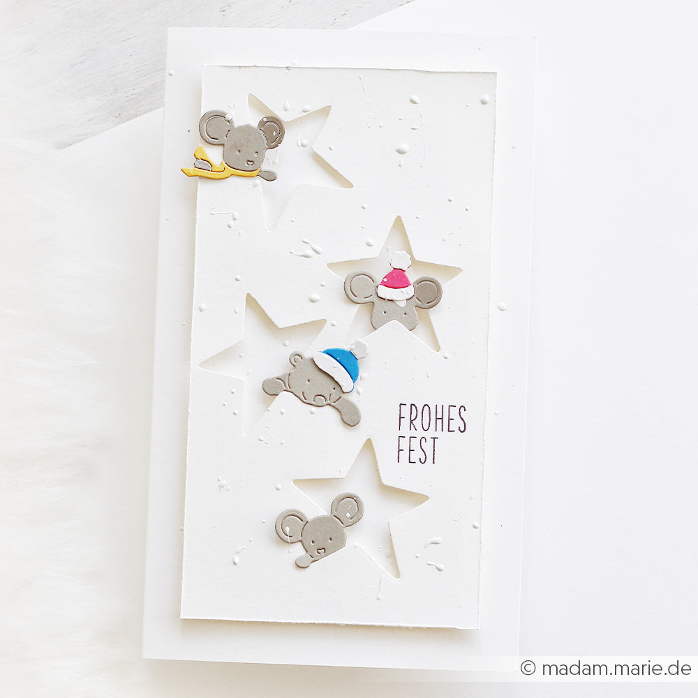 Handgefertigte Grußkarte mit vier Mäusen, die Wintermützen tragen, gestaltet mit der Motivstanze „Neugierige Tierchen“ und dekorativen Designpapieren, mit dem deutschen Text „FROHES FEST“.