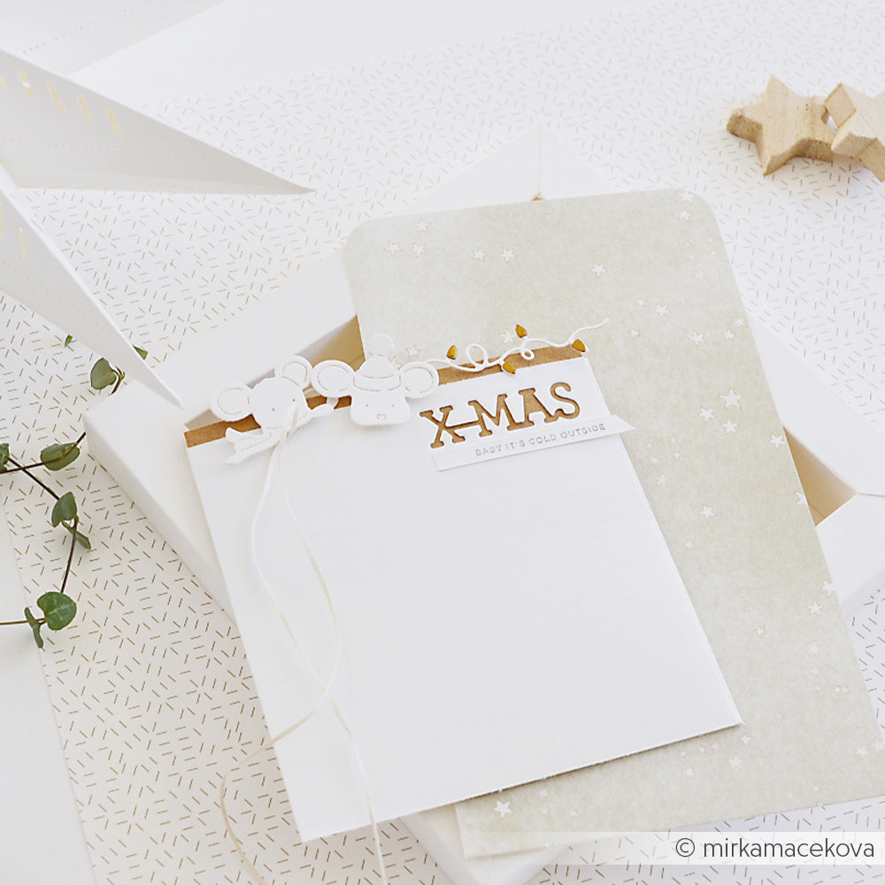 Weihnachtskarte mit einer Maus, goldenem X-MAS-Schriftzug und dem Motiv Baby, it’s cold outside von Motivstanzen.