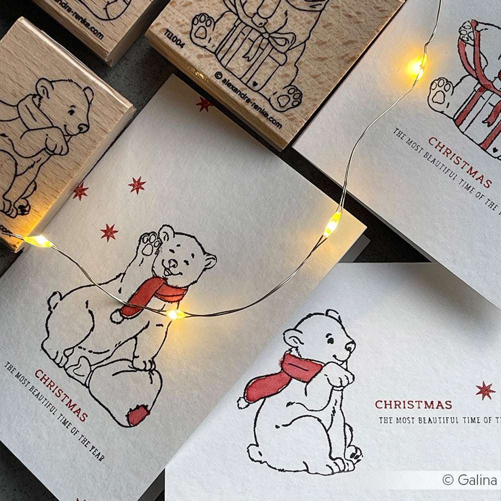 Alexandra Renke Weihnachtskarten und -stempel mit Eisbären in roten Schals mit Lichterketten, Eisbärbaby-Flocke-Motiven und festlichen Holzstempeln für eine charmante Weihnachtsstimmung.