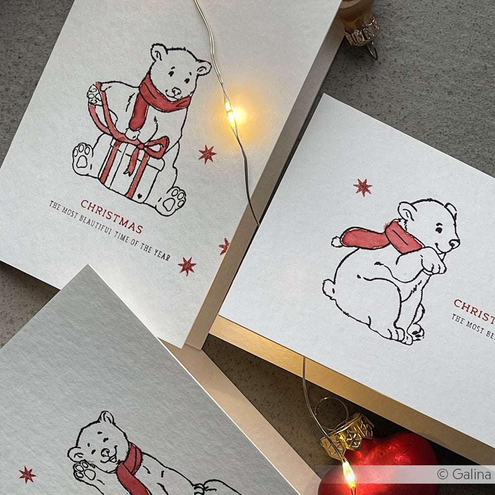 Ein Set von drei Weihnachtskarten von Alexandra Renke, mit charmanten Eisbärbaby Boris Eisbär-Motiven mit Lichterketten und einem roten Herz-Ornament, erstellt mit Stempelgummi und Holzstempel-Techniken.