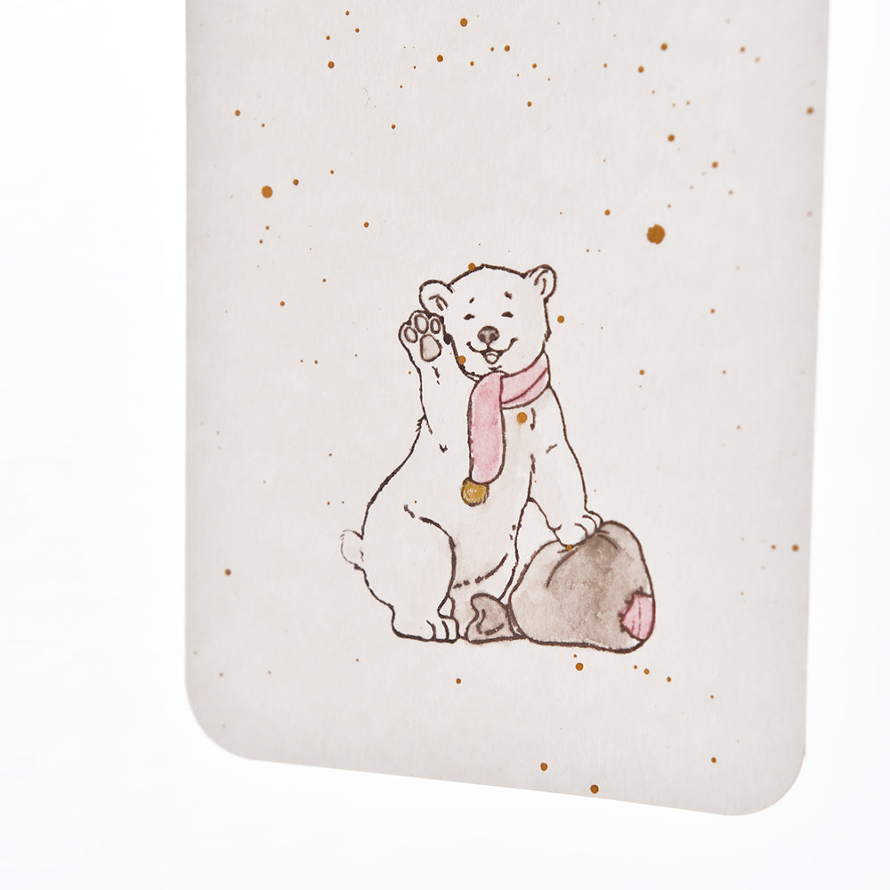 Charmantes Design von Alexandra Renke: Eisbärbaby Kaja, ein winkender Eisbär mit rosa Schal neben einem grauen Sack auf gesprenkeltem Hintergrund - perfekt für Stempelgummi oder Holzstempel-Projekte.