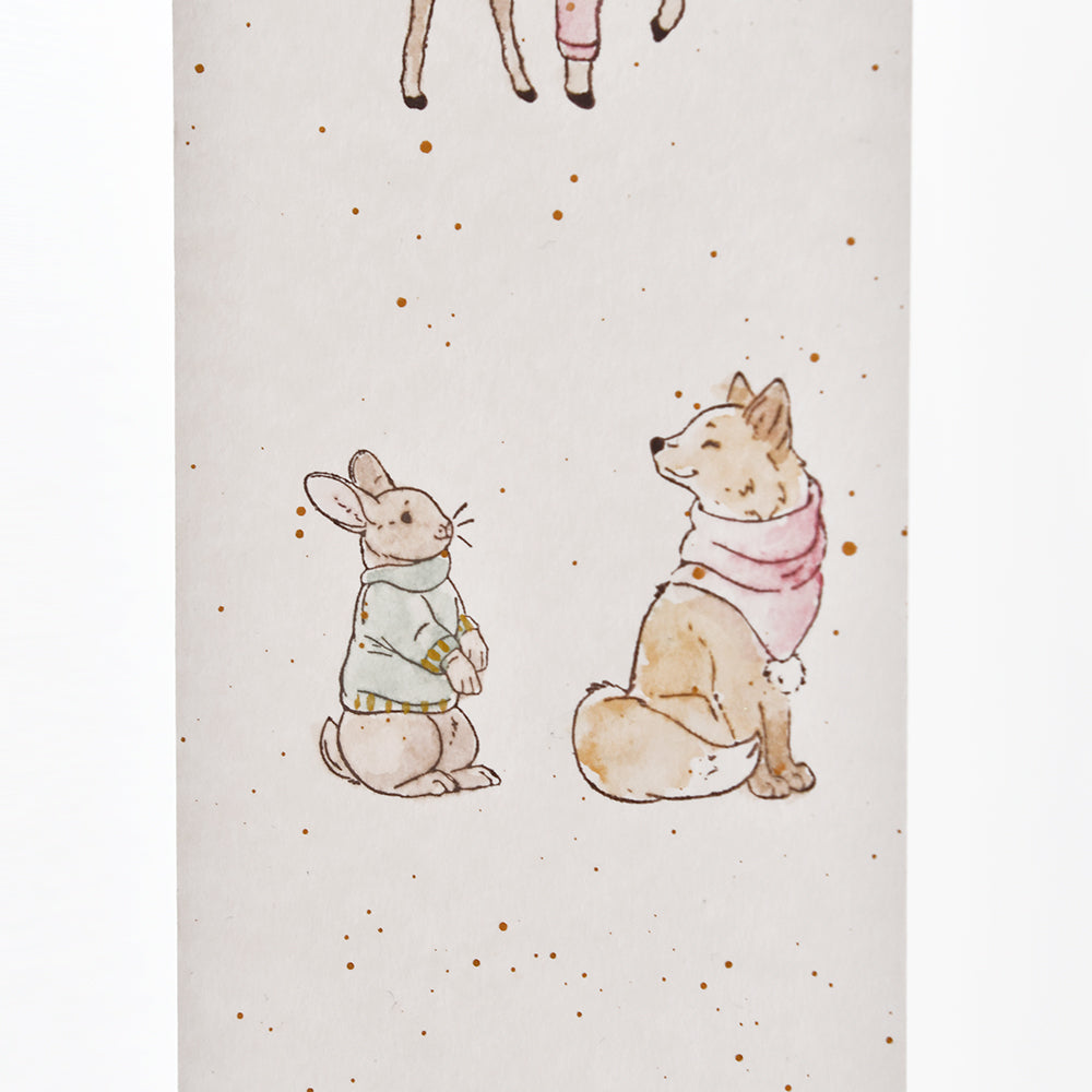 Ein Hase im Pullover steht einem Fuchs im Schal gegenüber, beide umgeben von braunen Sprenkeln - ideal für Alexandra Renke-Fans, die Holzstempel mit detailreichen Motiven schätzen.