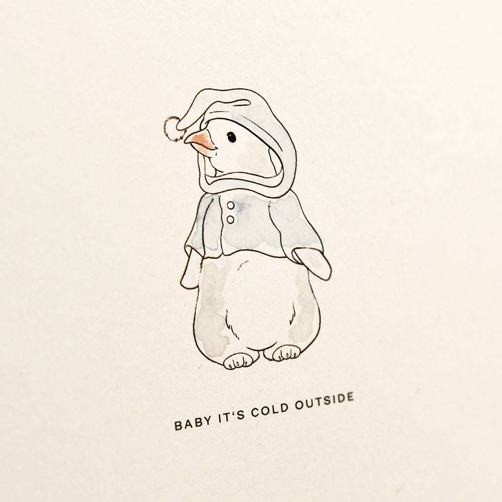 Der niedliche Alexandra Renke Pinguin Pebbles trägt eine Kapuzenjacke mit dem Schriftzug "BABY ITS COLD OUTSIDE" darunter. Perfekt, um Ihren Karten oder Basteleien mit Ihrem Lieblingsholzstempel Charme zu verleihen.