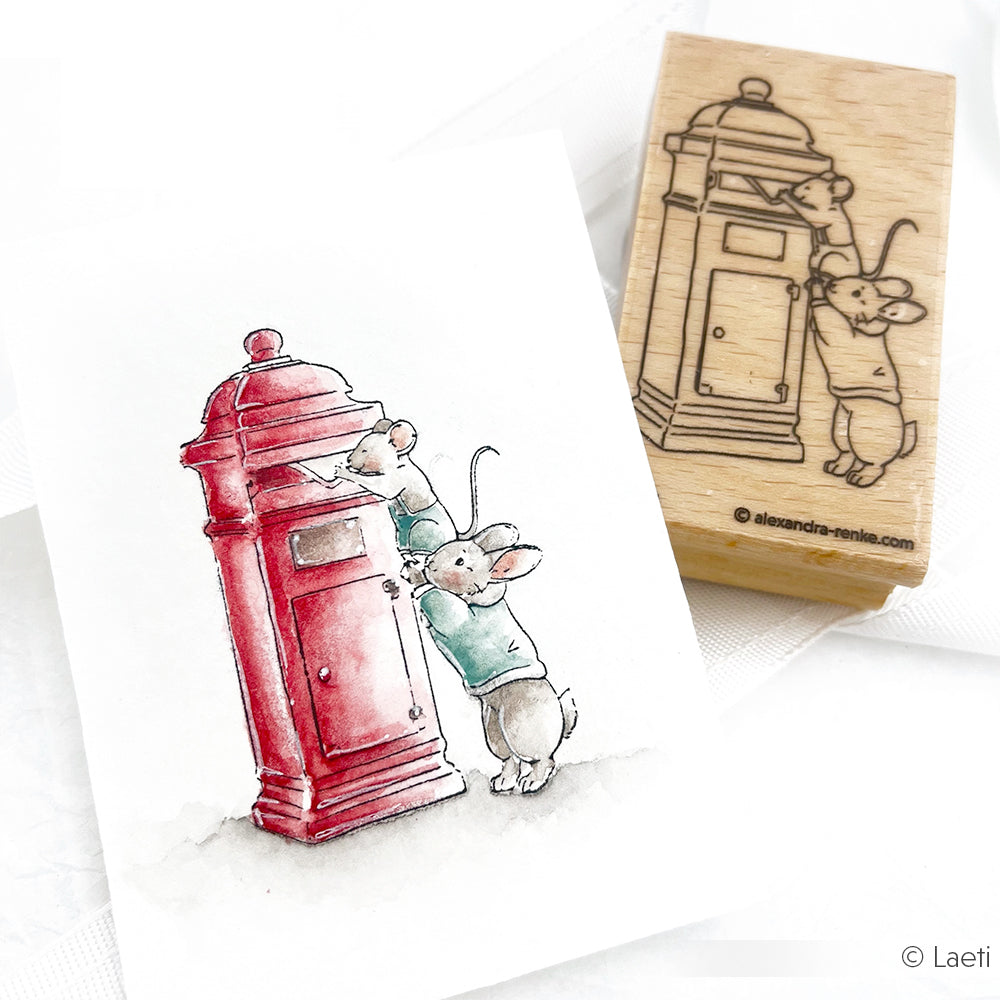 Aquarellillustration und Holzstempel, die zwei Mäuse zeigen, die einen Brief in einen roten Briefkasten werfen.