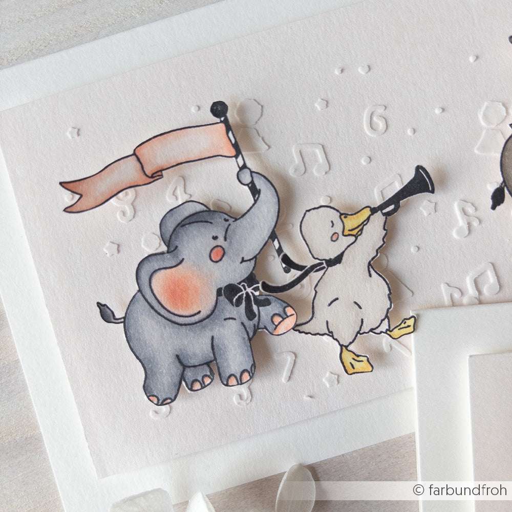 Illustration eines niedlichen Fahnenschwenkenden Elefanten und einer Ente, die mit einer rosafarbenen Fahne Instrumente spielen, umgeben von Musiknoten - eine ideale Inspiration für Papierprojekte oder zum Verzieren von Holzstempel-Designs von Alexandra Renke.