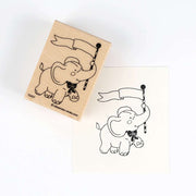 Ein entzückender Holzstempel von Alexandra Renke, der einen fahnenschwenkenden Elefanten zeigt, komplett mit seinem gestempelten Bild.