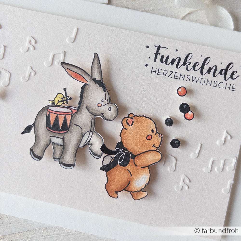 Illustration eines trommelnden Esels und eines Bären, der mit Bällen jongliert, mit geprägten Musiknoten - perfekt für Alexandra Renke Holzstempel mit detailreichen Motiven.