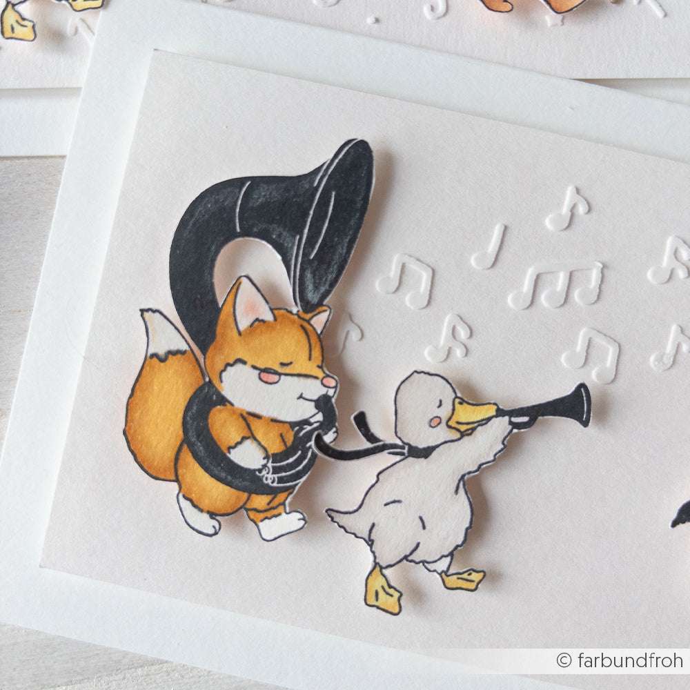 Ein Tuba spielender Fuchs und eine Ente musizieren, umgeben von Noten auf weißem Grund-ideal für Papierprojekte oder als bezauberndes Holzstempeldesign von Alexandra Renke.