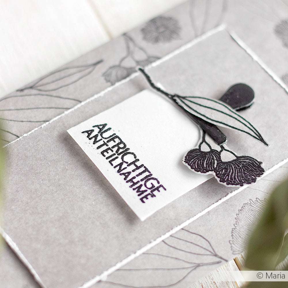 Graue Blumenkarte mit dem Alexandra Renke Photopolymer Clear Stamp Set mit dem Motiv "AUFRICHTIGE ANTEILNAHME" und einer schwarzen Blumenillustration.