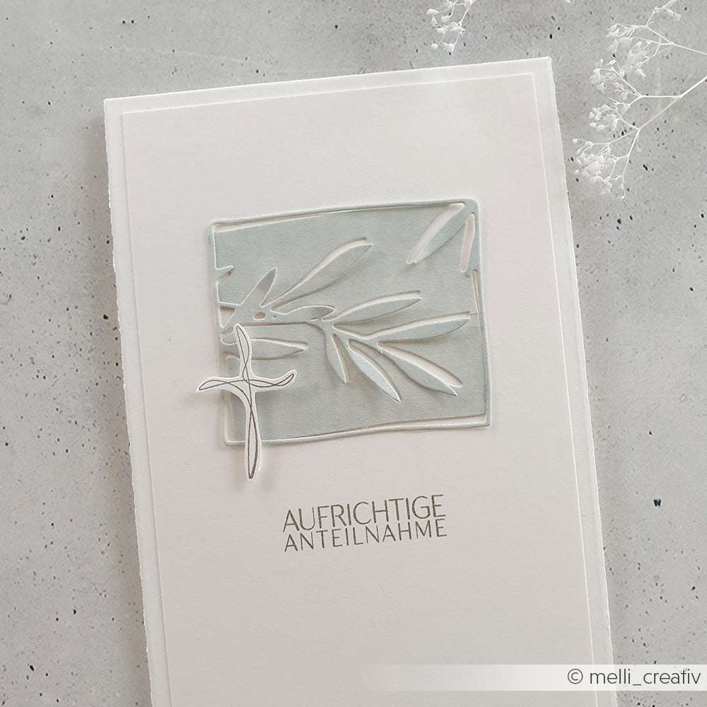 Minimalistische Beileidskarte von Alexandra Renke mit einem Blatt- und Kreuzmotiv, hergestellt mit photopolymeren Klarsichtstempeln und dem Text "AUFRICHTIGE ANTEILNAHME".