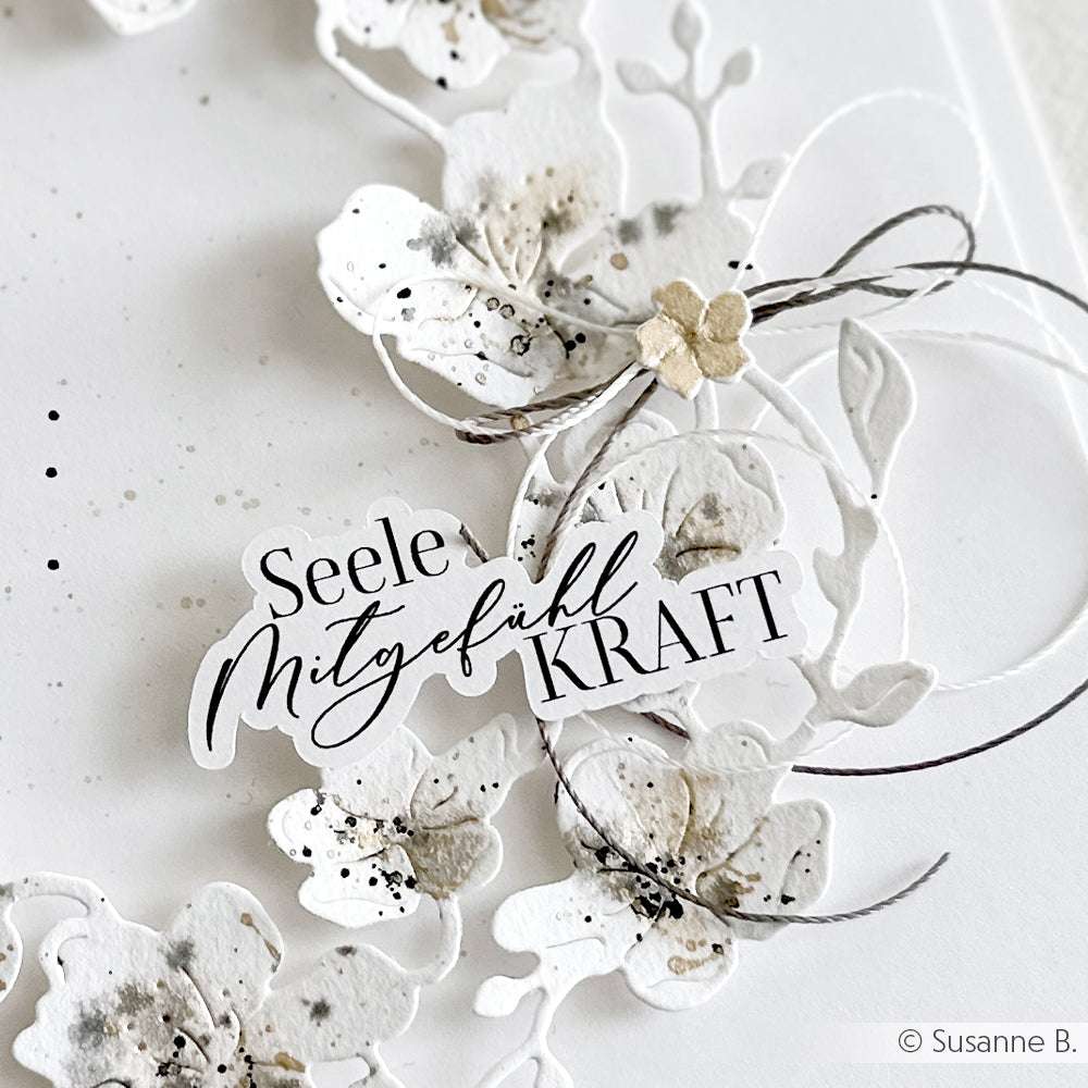 Zarte Blumenkarte von Alexandra Renke, mit der deutschen Kalligraphie "Seele Mitgefühl KRAFT", gestempelt mit dem Clear Stempelset Beileid und verziert mit einer dekorativen Schnurschleife.