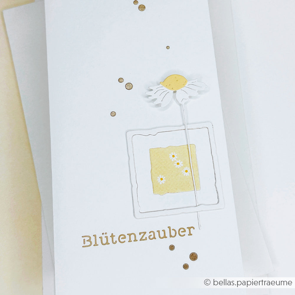 Weiße Karte von Alexandra Renke mit einer gelben Blume, goldenen Punkten und "Blütenzauber" in Gold - ideal für Schablonen Papierprojekte mit der Schablone Tausendschön.