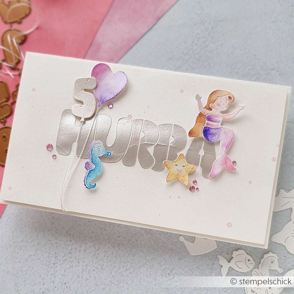 Handgemachte Karte von Alexandra Renke mit 5 Hurra Text, einer Meerjungfrau, einem Seepferdchen, einem Stern und einem herzförmigen Luftballon in Pastellfarben, hergestellt mit wiederverwendbaren Schablonen für einzigartige Schablonen Papierprojekte.