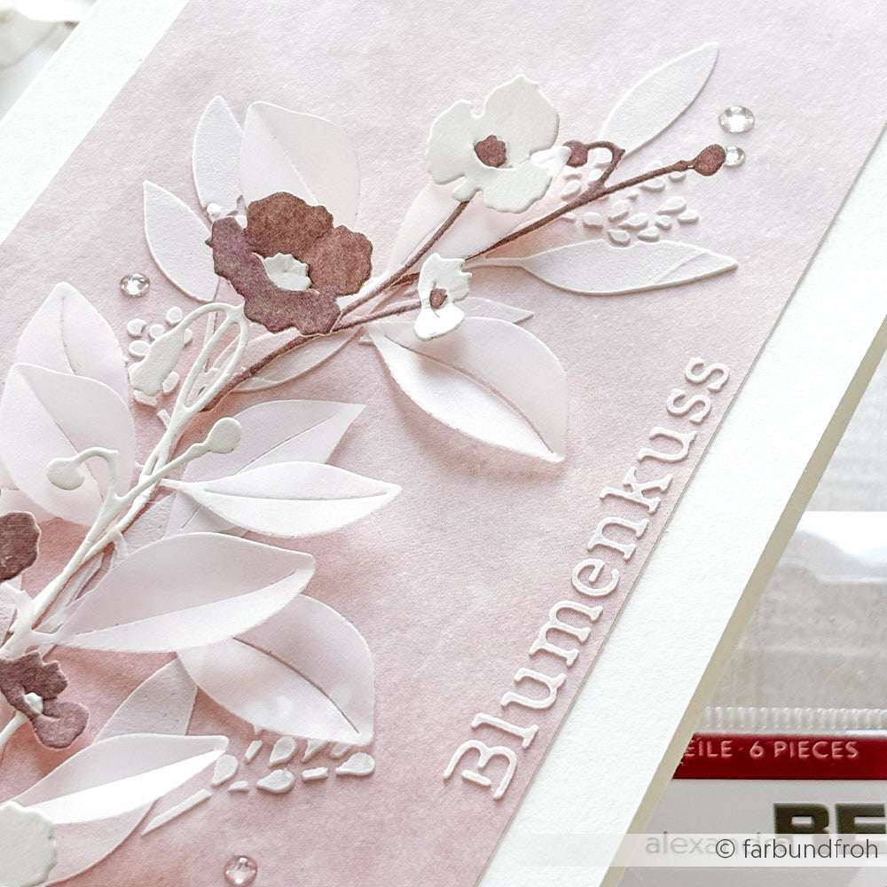 Eine zarte Blumenkarte von Alexandra Renke mit geschichteten Papierblumen und "Blumenkuss", geprägt auf zartem Rosa - ideal für Stencil-Papierprojekte oder zum Akzentuieren mit Schablonen.