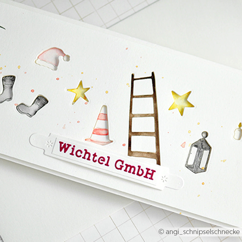 Eine Weihnachtskarte von Alexandra Renke mit Symbolen, Sternen, einer Leiter und roter Schrift - ideal, um mit Schablonen oder der Schablone Wichtelzauber eigene, wiederverwendbare Festtagsdesigns zu gestalten.