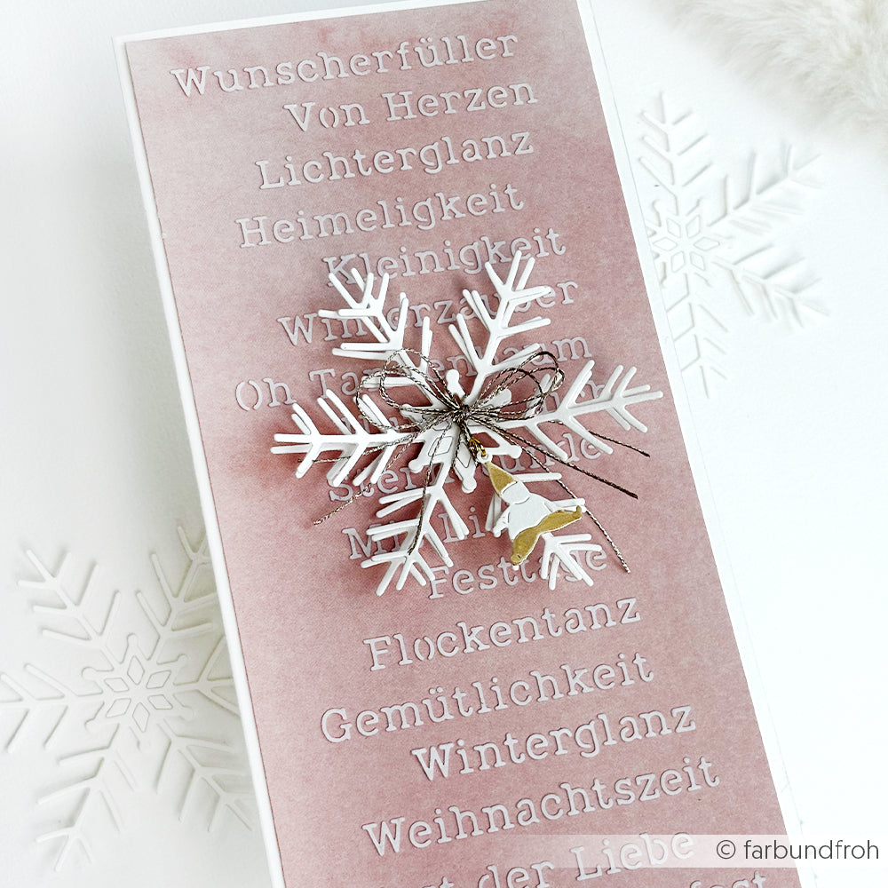 Große rosafarbene Karte mit geprägten deutschen Worten, hergestellt mit der Alexandra Renke Weihnachtsfest-Schablone Schablonen, verziert mit einer weißen Schneeflocke und einer Metallschleife. Die Schablone ist für viele festliche Designs wiederverwendbar.