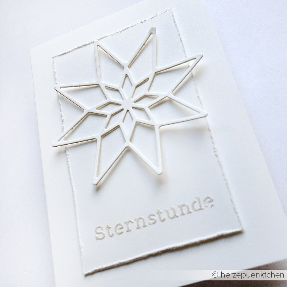 Weiße Karte von Alexandra Renke mit einem erhabenen geometrischen Stern, ideal als wiederverwendbare Schablone für die Weihnachtszeit. Der Schriftzug "Sternstunde" ist elegant unterhalb des Motivs eingeprägt.