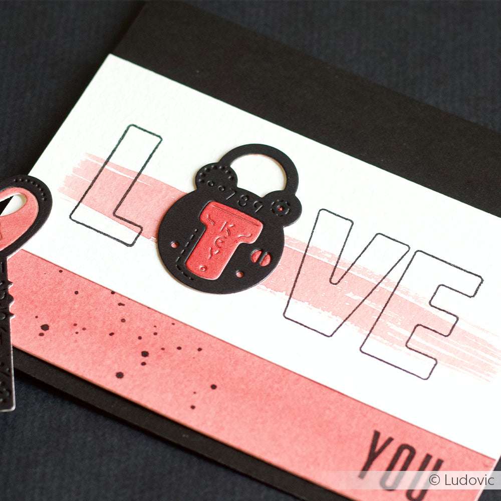 Eine rosa-weiße Karte von Alexandra Renke mit einem herzförmigen Vorhängeschloss als O - ideal zum Kombinieren mit Clear Stamps oder Photopolymerstempeln, um Ihre kreativen Projekte zu verbessern.