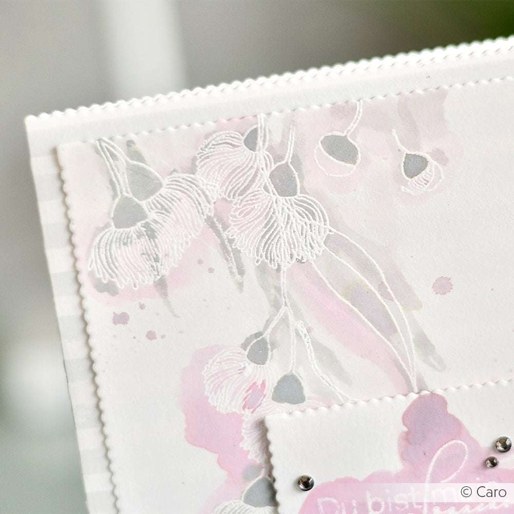 Nahaufnahme einer pastellfarbenen Blumenillustration in Rosa und Grau auf weißem Strukturpapier von Alexandra Renke, ideal für die Kombination mit Ihren bevorzugten klaren Stempeln oder Stempelsätzen.