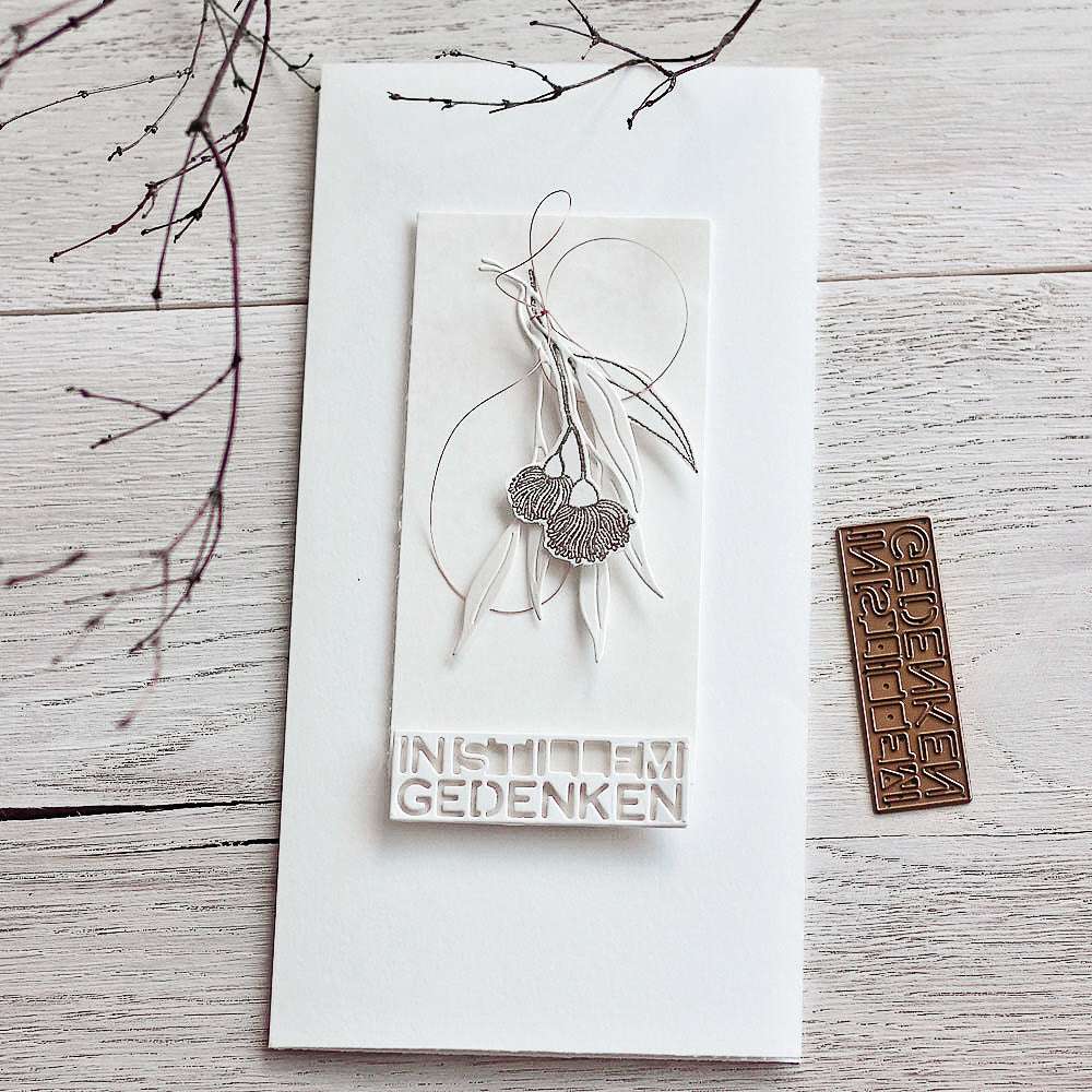Minimalistische Beileidskarte von Alexandra Renke mit zarten Trockenblumen, der Prägung "IN STILLEM GEDENKEN" auf weißem Papier und raffinierten Akzenten aus einem Clear Stamp Set.
