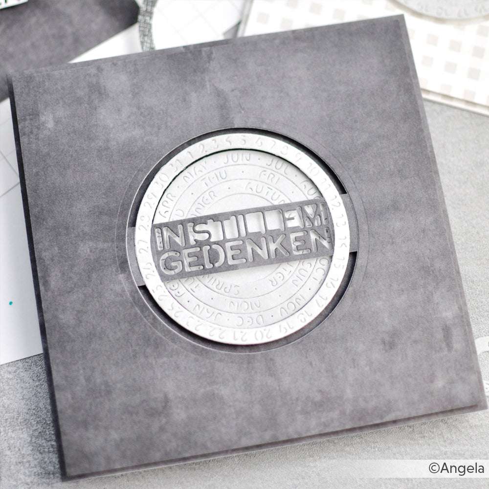 Die graue Karte von Alexandra Renke ist aus hochwertigen Designpapieren gefertigt und zeigt in der Mitte einen runden Ausschnitt mit der Prägung "IN STILLEN GEDENKEN".