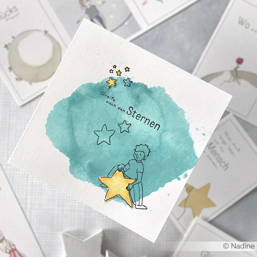 Illustration eines Kindes, das nach den Sternen greift, mit dem deutschen Text "Greife nach den Sternen" auf blauem Hintergrund, inspiriert von dem Alexandra Renke Sterngeflüster Clear Stamp Set.