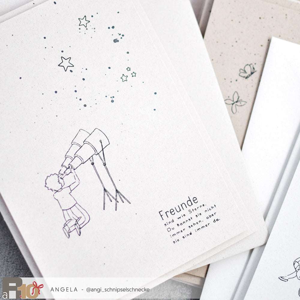 Minimalistisches Kind mit Teleskop und Sternen, mit "Freunde" und einem kurzen deutschen Text - perfekt für Karten oder Scrapbook-Projekte mit Ihren Lieblingsstempeln von Alexandra Renke.
